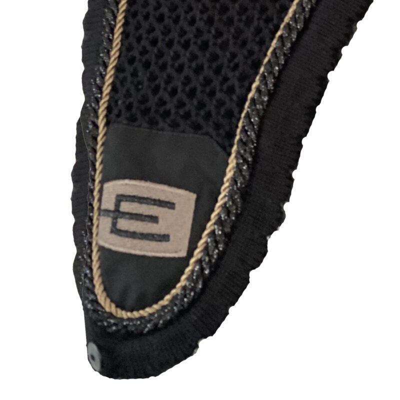 Equiline E-logga Loop tävlingshuva vadderad i svart med svartglitter/beige passpoal - Bild 2