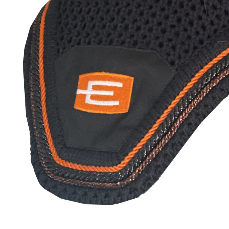 Equiline E-logga Loop tävlingshuva vadderad i svart med svartglitter/orange/bronze passpoal - Bild 2