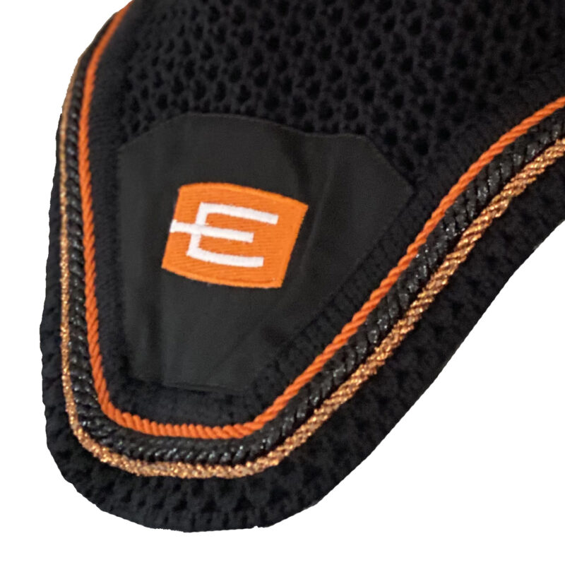 Equiline E-logga Loop tävlingshuva vadderad i svart med svartglitter/orange/koppar passpoal - Bild 2